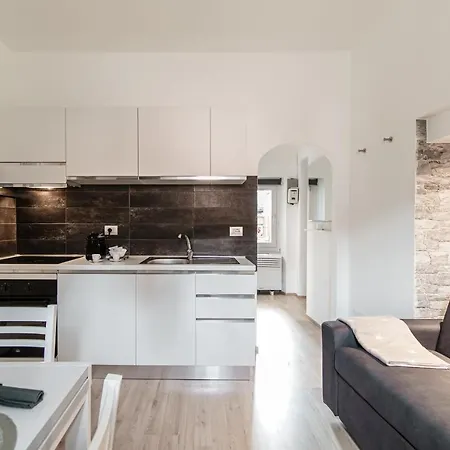 Love's Corner - By Myhomeincomo * Carate Urio