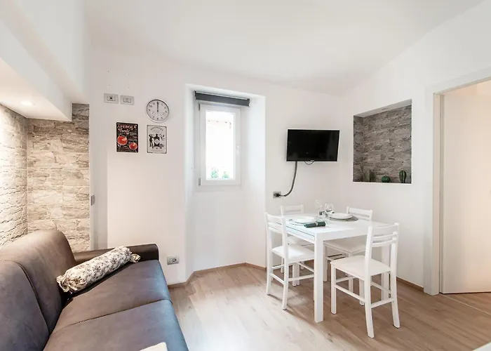 Love's Corner - By Myhomeincomo *