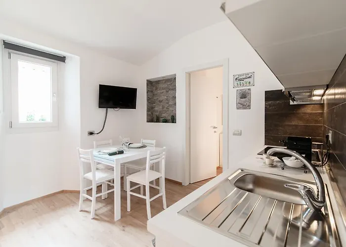 Love's Corner - By Myhomeincomo *