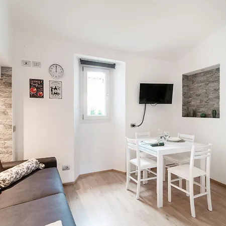 Love's Corner - By Myhomeincomo *