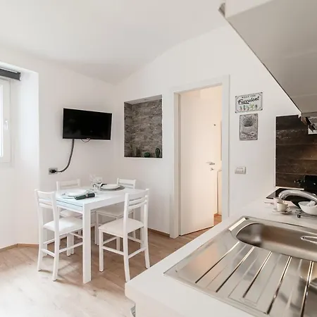 Love's Corner - By Myhomeincomo *