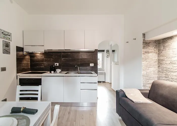 Love's Corner - By Myhomeincomo * Carate Urio